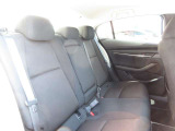 体をしっかり支えるシート形状と程よいクッション性で、運転姿勢を保ちやすい設計。アクセル・ブレーキ・ステアリングが自然に操作できる位置に配置され、長時間の運転でも疲れにくいシート設計となっております。