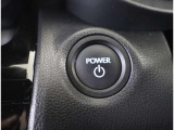 スマートキーを携帯していればキーを取り出さずにドアを施錠&解錠。クルマの始動も可能です。
