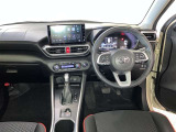 運転席周りのレイアウトをご覧ください。ナビゲーションが綺麗に装着されすっきり収まってますね!