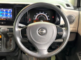 インテリアに合わせたデザインのステアリングは、運転される方のことも考え、運転しやすい形状、大きさです。是非一度、実際に触ってお確かめください。