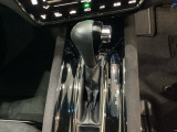 CVT車のセレクトレバーです。低速から高速まで、変速ショックのないスムーズな走りと、エンジン効率のよい領域を維持して燃費にも貢献します。