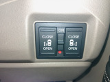 狭い駐車場や壁際でもドアをぶつける心配が少なく開けられる両側スライドドアです。