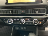 【左右独立オートエアコン】左右席で独立温度コントロールが可能です。運転席はキンキンに冷やして助手席はマイルドにと言った設定が可能です☆暑さ寒さでケンカすることもなくなりますね♪