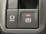 【電動パーキングブレーキ】パーキングブレーキは便利な電動式!ボタン一つで操作でき、アクセルを踏めば自動で解除されます♪レバーやペダルが無いので運転席廻りもすっきりしますね♪