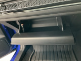 【グローブボックス】収納スペースが沢山あるので車内が散らからずに助かります。ちょっとした物を入れるのにいいですね♪