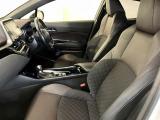 高いホールド性で運転姿勢が安定します。長距離ドライブでも疲れにくいのが魅力です。快適なドライビングライフをお送りください♪
