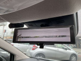 車体の後部にカメラがついていて、その映像がルームミラー内のモニターに表示します。人や荷物などで視界が遮られた時なども確認がしやすいです。