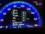 隣車線を走る車両をレーダーで検知し、ドアミラーでは確認しにくい後側方エリアに存在する車両に加え、急接近してくる車両も検知します。車両を検知するとドアミラーに搭載されたLEDインジケーターが点灯します。