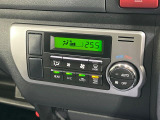【オートエアコン】一度お好みの温度に設定すれば、車内の温度を検知し風量や温度を自動で調整。暑い&hellip;寒い&hellip;と何度もスイッチ操作をする必要はありません。快適な車内空間には必須の機能ですね♪