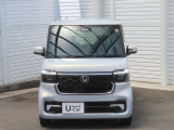 『LEDヘッドライト』 明るく省電力、そして車外の明るさに応じて自動で点灯・消灯してくれるオートライトコントロール機構付LEDヘッドライトを装備。夜間の走行なども安心してお乗り頂けます。