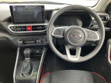 インパネ廻りと運転席です!シンプルにスッキリとまとまっています。運転操作に迷いにくくなっておりとても運転しやすいです。