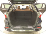ラゲッジも広く使いやすいトランクは、開口部も広く荷物の積み下ろしもしやすいお車となっております。リアシートの背もたれは6:4の割合で分割して可倒できるので、長いお荷物などを載せることもできます。
