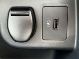 パワーアウトレットと充電ポートが付いています。