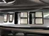パワーウィンドのスイッチです。運転席に座りながら、助手席や後席の窓を開け閉めできるので大変便利ですよ。