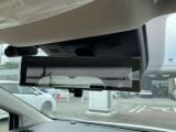 車体の後部にカメラがついていて、その映像がルームミラー内のモニターに表示します。人や荷物などで視界が遮られた時なども確認がしやすいです。