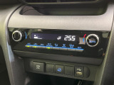 【オートエアコン】一度お好みの温度に設定すれば、車内の温度を検知し風量や温度を自動で調整。暑い&hellip;寒い&hellip;と何度もスイッチ操作をする必要はありません。快適な車内空間には必須の機能ですね♪