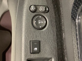 狭い駐車場で便利な電動格納ドアミラーが付いています。