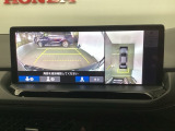 バックギアに入れますとご覧のような画像に自動的に切り替わります。車庫入れ時に役立ちます。