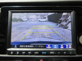 バックカメラの画像です。ガイドラインがスムースな車庫入れをサポートいたします。車庫入れの安心感がアップしますね。