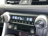 左右独立温度コントロールフルオートエアコンです。運転席、助手席それぞれで独立して温度設定ができます。冷え性の方が乗っても安心ですね♪