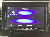 リアドアは乗り降りに便利な両側電動スライドドアです。また運転席に座っていながらスイッチ操作で自在にスライドドアを開け閉めできます。燃費に役立つECONボタンもここです。