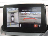 車体がシースルー(透過)して周囲の見通しを高めた設計の『360&deg;シースルービューモニター』を搭載。大きな車体でも、上空から見下ろす正確な視点で、狭い道や駐車をサポートします。