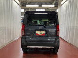 跳ね上げ式バックドアなので、雨天時の荷物の出し入れの際も濡れにくいです。
