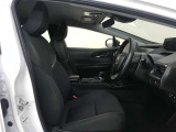 高いホールド性で運転姿勢が安定します。長距離ドライブでも疲れにくいのが魅力です。快適なドライビングライフをお送りください♪
