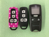 スマートキー付きですからドアロックの開閉およびエンジンスタートが楽々です。電動スライドドアの開け閉めもボタンで操作できます。加えて、純正リモコンエンジンスターター用の操作キーもついています。