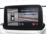 車体がシースルー(透過)して周囲の見通しを高めた設計の『360&deg;シースルービューモニター』を搭載。大きな車体でも、上空から見下ろす正確な視点で、狭い道や駐車をサポートします。