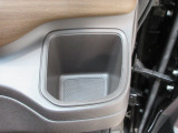 運転席側の手の届きやすい位置にもドリンクホルダーが付いています。