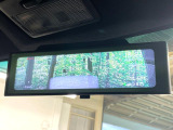 後席の大きな荷物や同乗者で後方が確認しづらい時でも安心!カメラが撮影した車両後方の映像をルームミラー内に表示。クリアな視界で状況の確認が可能です!