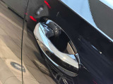 メルセデス・ベンツのボディ構造には衝撃吸収スペースをわざと確保することで万が一ぶつかった際の衝撃を瞬時に逃がします。さらにその中には頑丈なフレームがあり車内に危険物が侵入しない構造になっております。