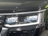 【LEDヘッドライト】悪天候や夜間走行時も良好な視界を確保し安心して運転できる高輝度LEDヘッドライトを装備!点灯速度が早く、消費電力も抑えられています。