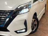 【LEDヘッドライト】悪天候や夜間走行時も良好な視界を確保し安心して運転できる高輝度LEDヘッドライトを装備!点灯速度が早く、消費電力も抑えられています。