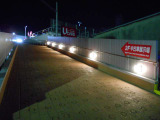 夜は6時までオープンしておりスロープを上がると2階展示場はLED電灯がお車を明るく照らしてくれてます。
