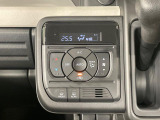 【オートエアコン】一度お好みの温度に設定すれば、車内の温度を検知し風量や温度を自動で調整。暑い&hellip;寒い&hellip;と何度もスイッチ操作をする必要はありません。快適な車内空間には必須の機能ですね♪