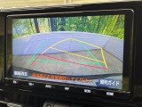 【バックカメラ】駐車時に後方がリアルタイム映像で確認できます。大型商業施設や立体駐車場での駐車時や、夜間のバック時に大活躍!運転スキルに関わらず、今や必須となった装備のひとつです!