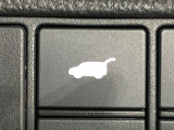 【パワーバックドア】スマートキーや運転席のボタンを押すだけでリアゲートが自動で開閉します!荷物を持っている時や、高い位置にあるバックドアを閉める際に便利な機能です♪