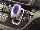 インパネシフトを採用しているので、前席の足元も広々としています。運転席と助手席の行き来もスムーズです!