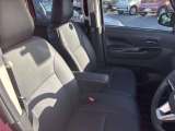 アームレストがついてます。長い距離を運転しても疲れにくいですよ!