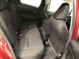 【後部座席】も当然、綺麗・清潔に仕上げております。内装の綺麗なお車は気持ちが良いですし、コンディションのいい車が多いです。これもオススメの1台です。