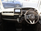 操作性に優れた運転席となります!小物入れや各ボタンの配置にこだわり、使いやすいです!座り心地もよく視認性も良好なのでロングドライブもお任せ下さい!