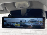 【デジタルインナーミラー】車両後方カメラの映像をミラーに映すことが出来ます。 そのため、後席に人や荷物があって後方が見えづらい場合でもしっかり視界を確保することが出来ます。