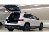 パノラミックスライディングルーフ・・・車速に応じて最適なチルト角に調整する3ステージの自動チルト制御機構が備わっています。挟み込み防止機能付き