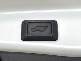 【パワーバックドア】スマートキーや運転席のボタンを押すだけでリアゲートが自動で開閉します!荷物を持っている時や、高い位置にあるバックドアを閉める際に便利な機能です♪
