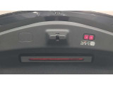 LEDリヤコンビネーションランプ・・・児童照度調節機能を搭載。周囲の明るさによってブレーキランプやウインカーの明るさを変えるほか、夜間信号などで停車中にも明るさを抑えることで後続車の眩惑を防ぎます
