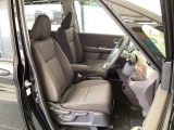 フロント広々、セパレートシートの運転席は、ハイトアジャスターが付いているので、快適にドライブができます。ハンドルはテレスコピック機能で、ハンドル位置を上・下・手前・奥に調節できます。