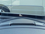 運転視界の遠方上方に虚像を投影することで前を見ながら情報の視認ができます。本当にドライバーが必要な情報を適切に伝え、楽しんで頂くことを考えた新世代装備です。※虚像は1.5m前方に浮かぶイメージです。
