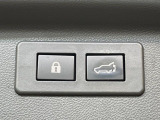 【パワーバックドア】スマートキーや運転席のボタンを押すだけでリアゲートが自動で開閉します!荷物を持っている時や、高い位置にあるバックドアを閉める際に便利な機能です♪